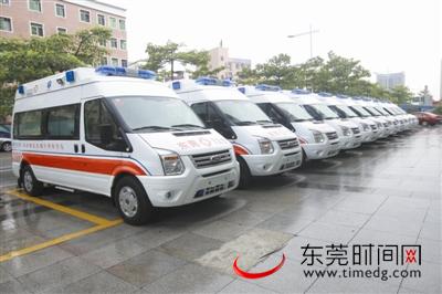 停放在卫计局门口的正规医院的120救护车。