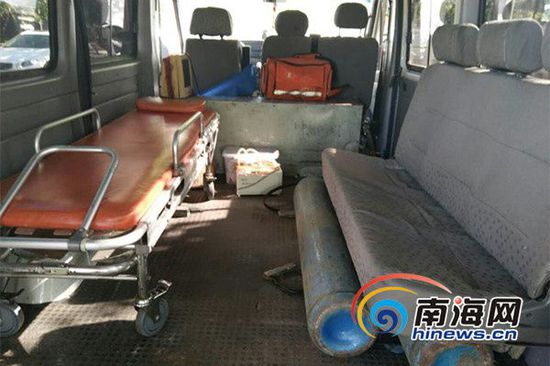 在三亚发现的“黑”救护车，内部经过改装，备有可移动担架床、氧气罐等设备。交警供图